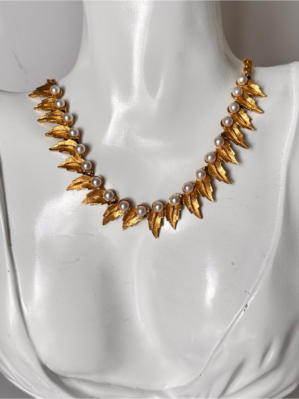 Unsigned (Trifari?) Vintage 40s Gold tone Choker Necklace Leaves faux Pearls